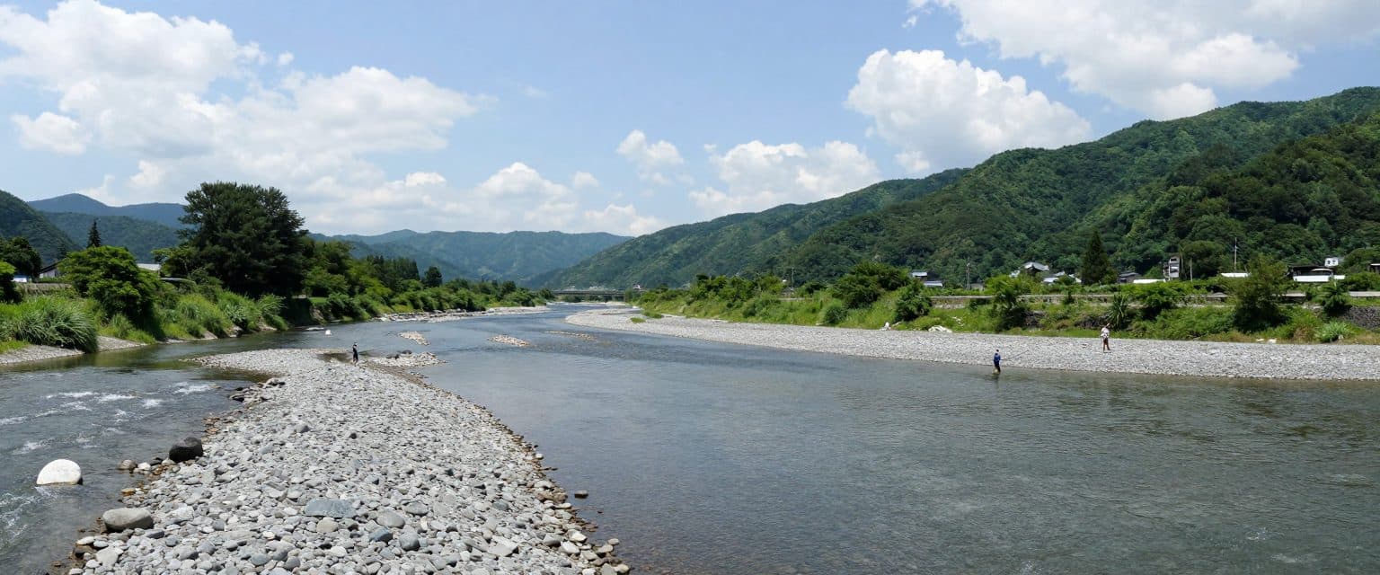 夏の清流で鮎の友釣りをする釣り人