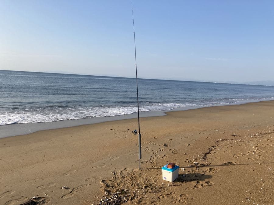 砂浜からの投げ釣り(竿立てに置いて待つ)